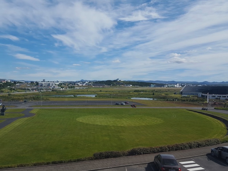 Öskjuhlíð og nágrenni, séð út um glugga á aðalbyggingu Háskóla Íslands.