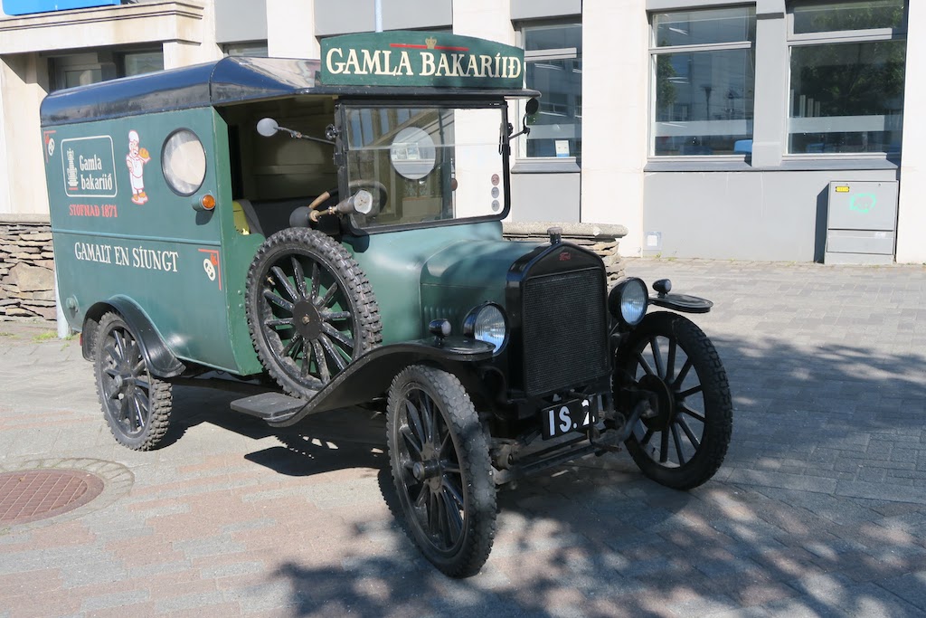 Ford fyrir utan Gamla bakaríið á Ísafirði