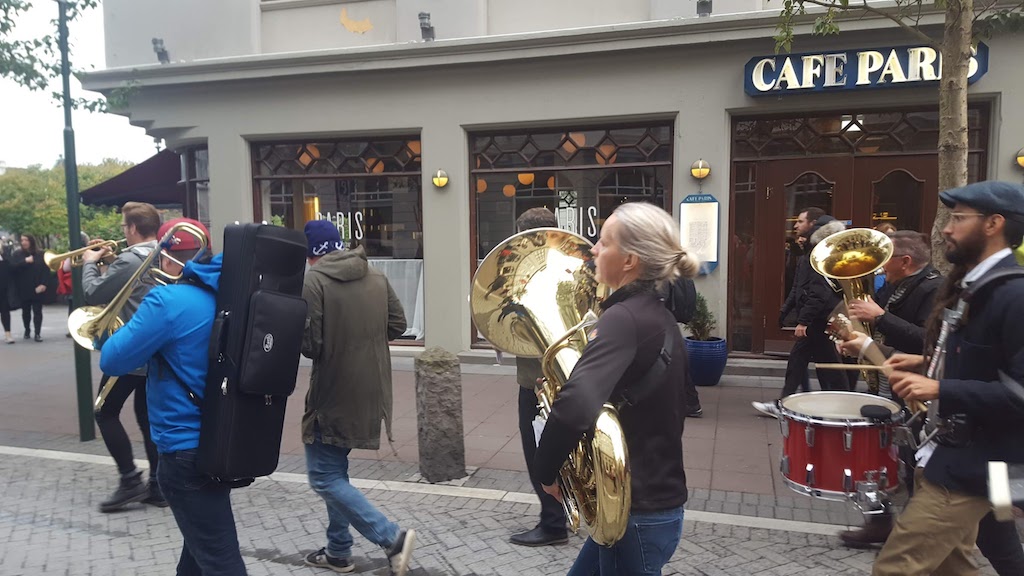 Skrúðganga í Reykjavík. Café París í bakgrunni.