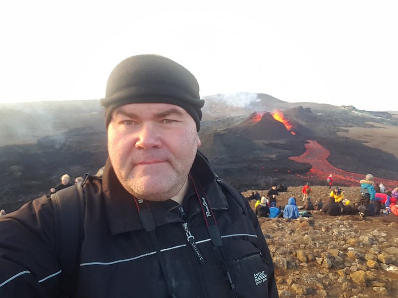 Atli með eldgosið í baksýn