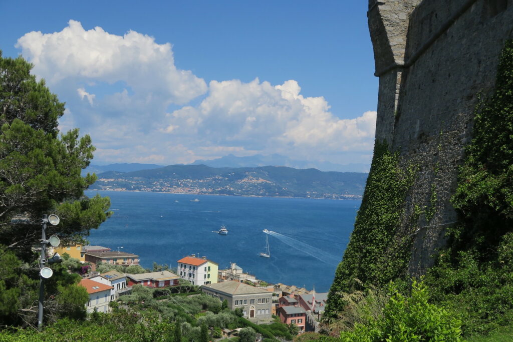 Útsýni frá öðru þorpi á Cinqueterre-svæðinu. Man ekki hvað það heitir.