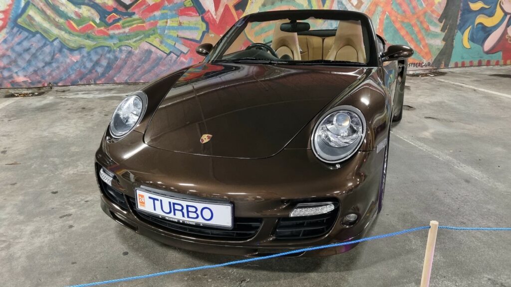 Svartur Porsche, með einkanúmerið TURBO.