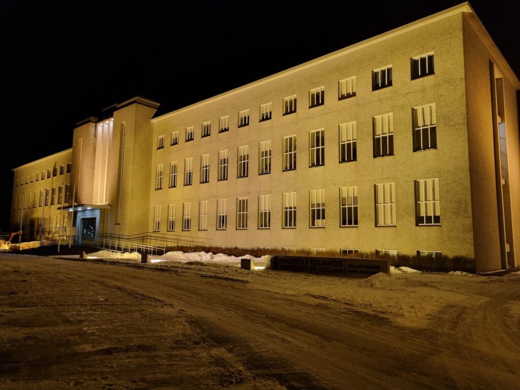 Aðalbygging Háskóla Íslands, upplýst í myrkri