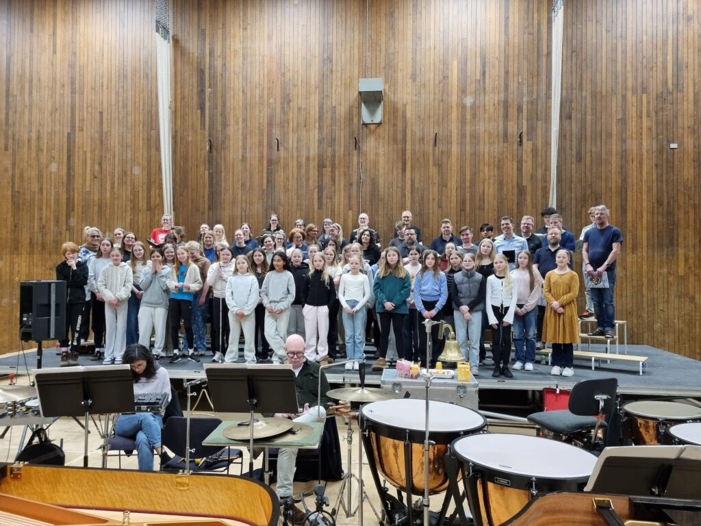 Kór á æfingu í Íþróttahúsinu við Strandgötu, Hafnarfirði.