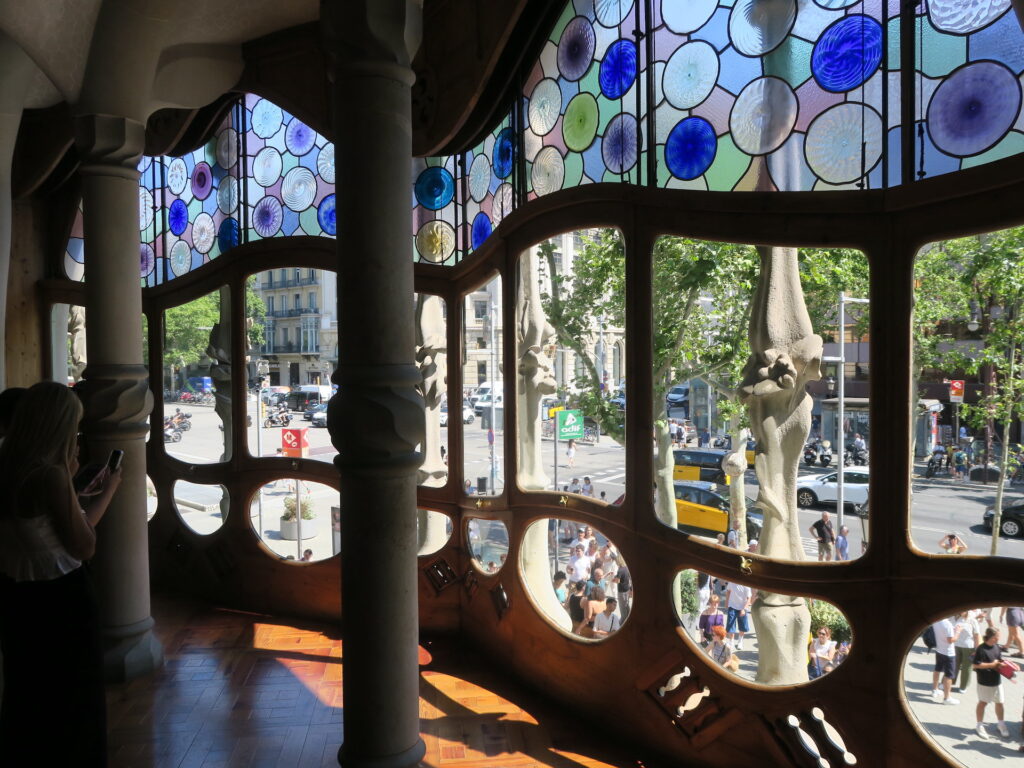 Horft út um glugga á Casa Batllo í Barcelona.