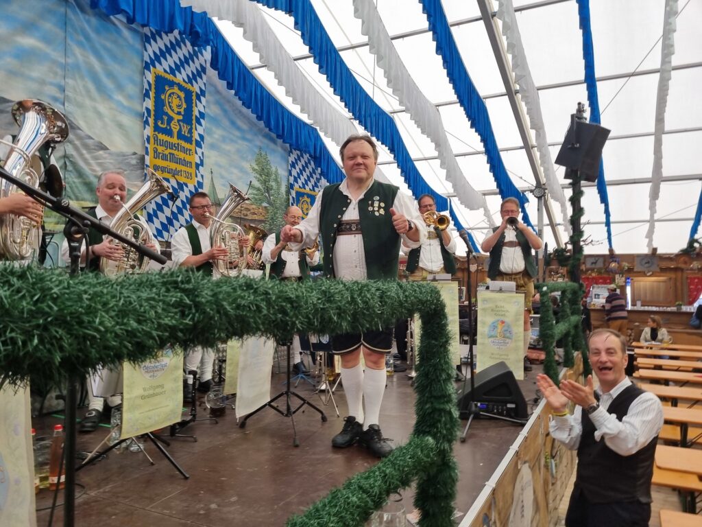 Wolfgang Grünbauer stjórnar lúðrasveitinni Die Oktoberfest Musikanten.