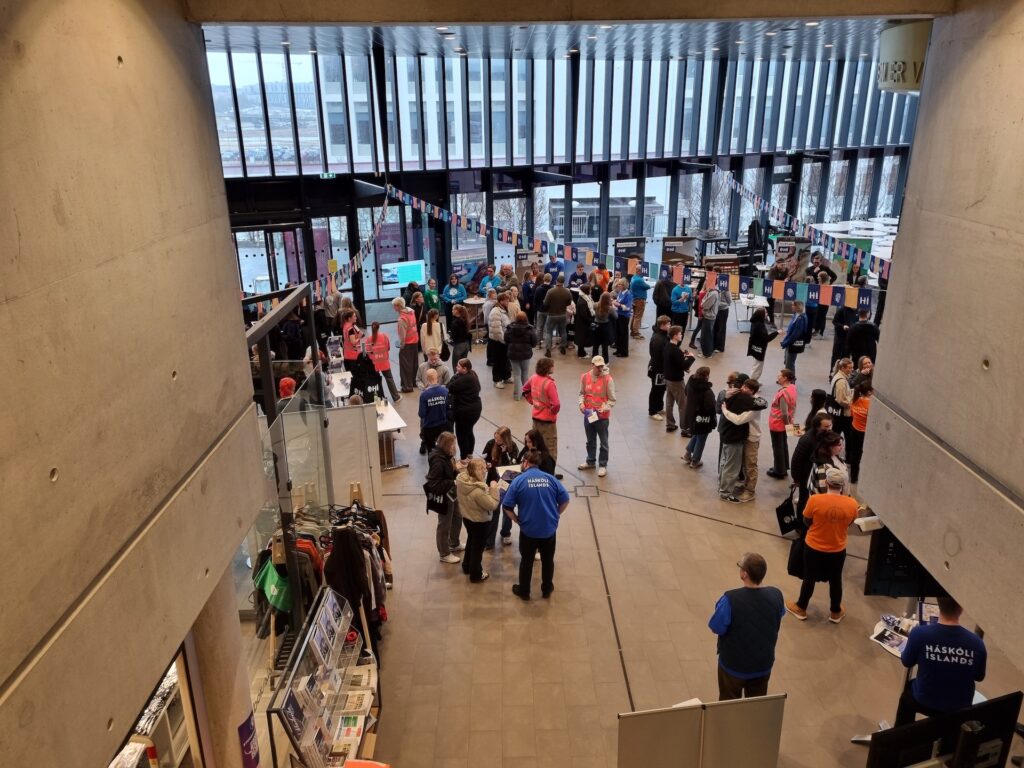 Gestir á háskóladeginum á Háskólatorgi, Háskóla Íslands