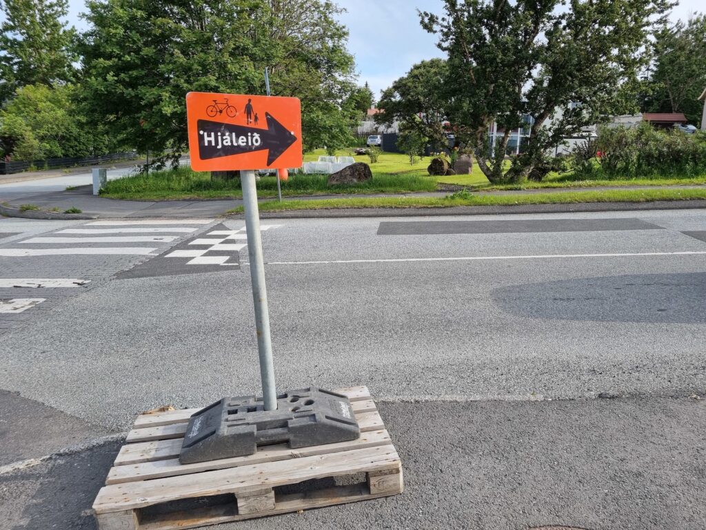 Tímabundið umferðarskilti merkt Hjáleið.