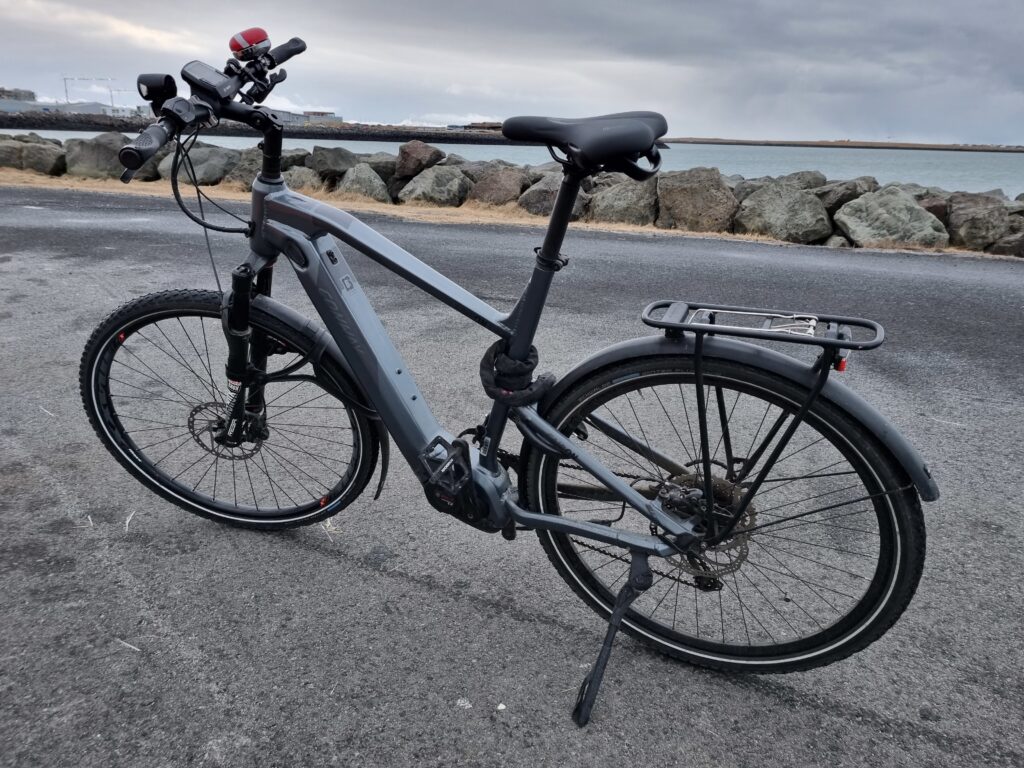Hjól á göngustíg í Skerjafirði, nálægt Reykjavíkurflugvelli.