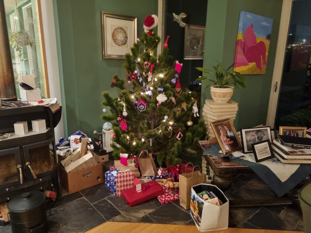 Jólatré í stofunni.