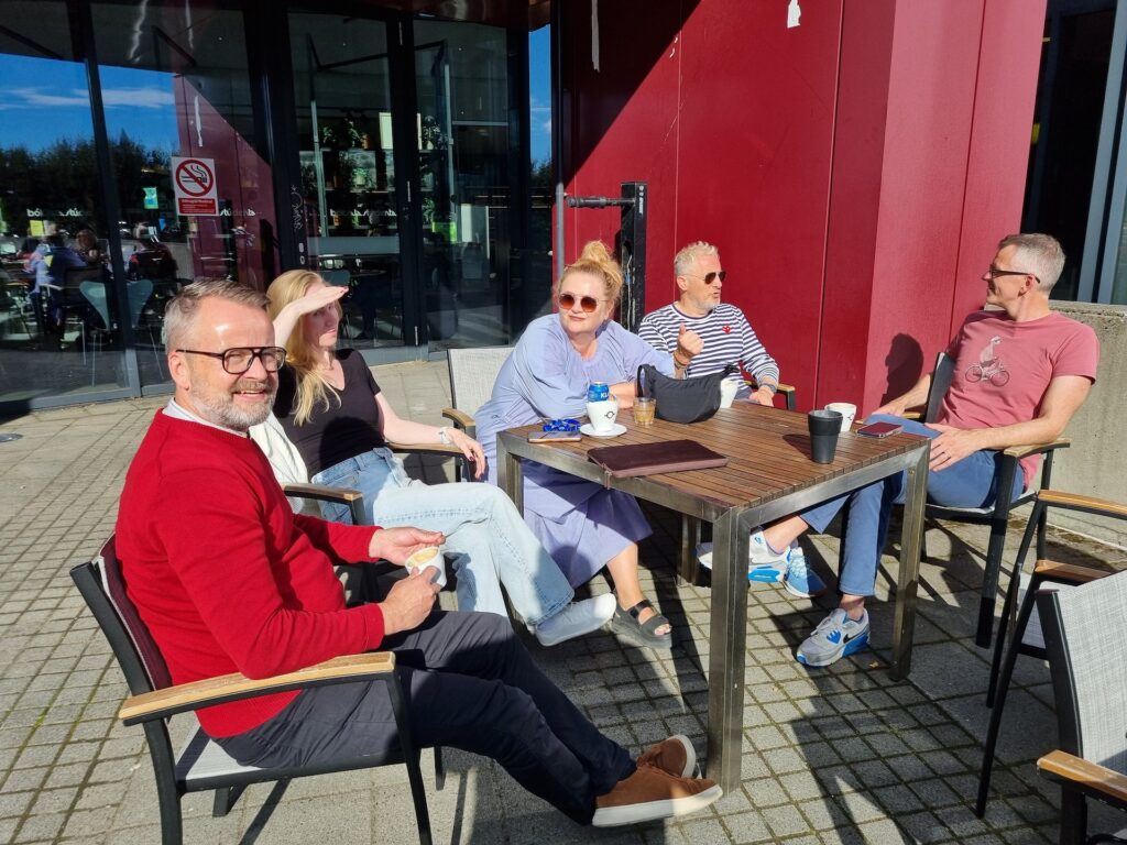 Starfsmenn Markaðs- og samskiptasviðs Háskóla Íslands í kaffi fyrir utan Háskólatorg.