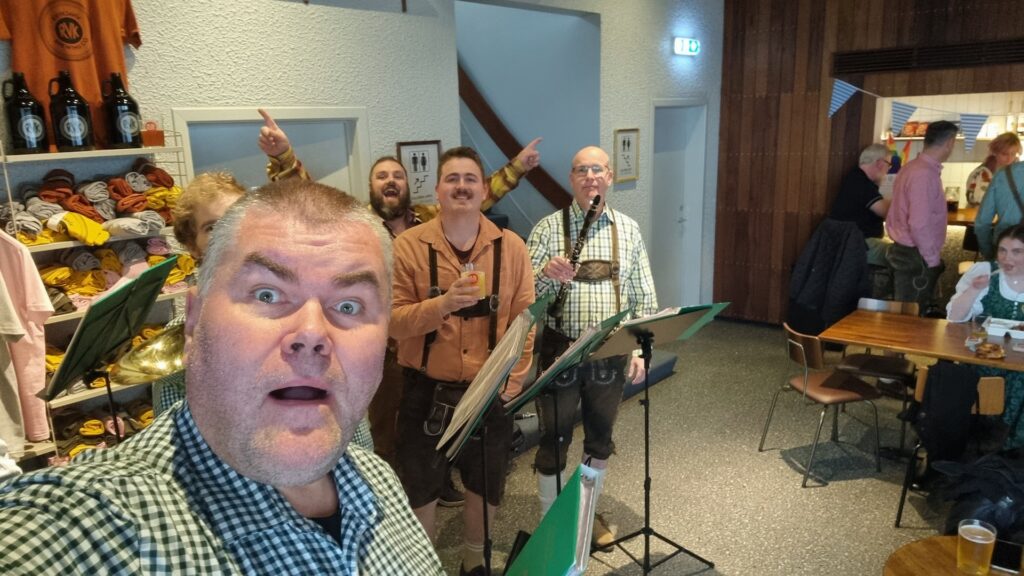 Félagar úr Lúðrasveit Hafnarfjarðar á októberfesti á RVK brewing í Skipholti.