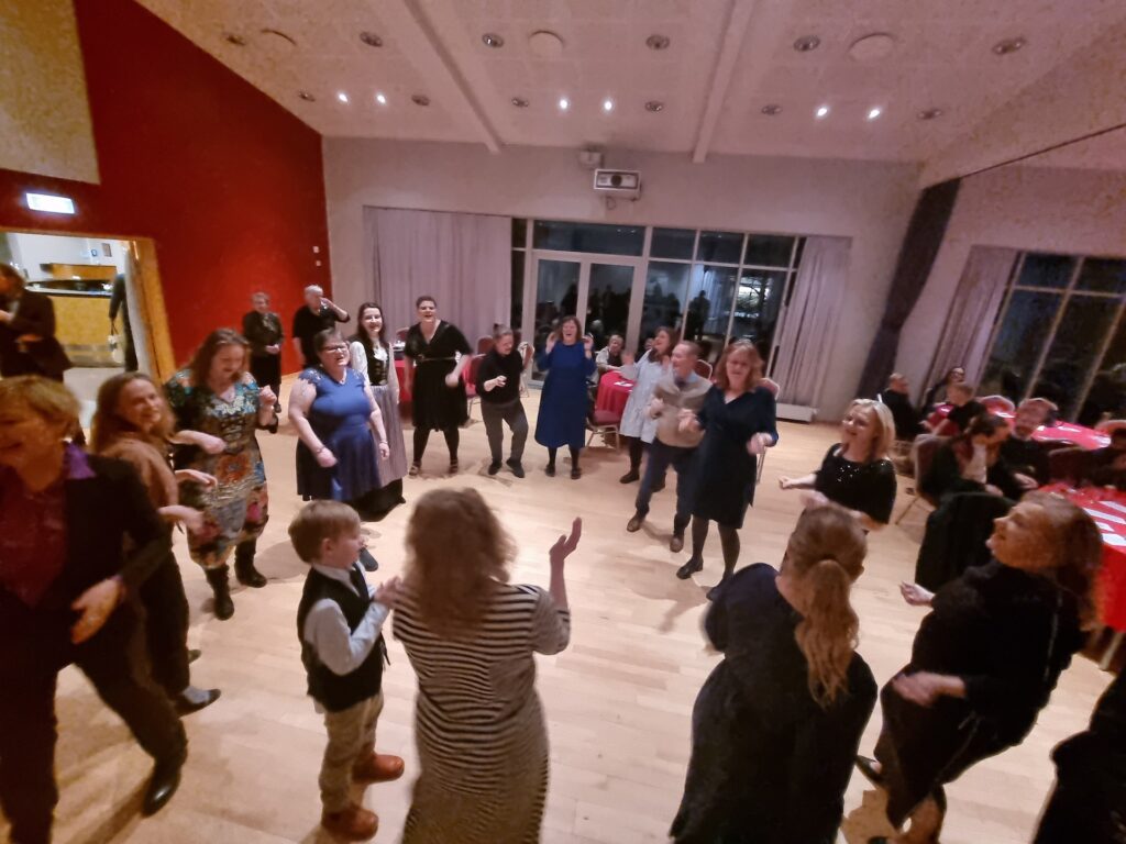 Fólk að dansa á þorrablóti.