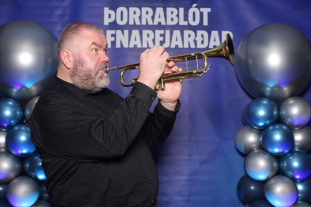 Atli með trompet á þorrablóti Hafnarfjarðar.